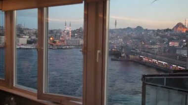 Galata Köprüsü otel Restoran Hettie penceresinden görünümü. Galata Köprüsü Haliç'Istanbul - stok Video yayılan bir köprüdür