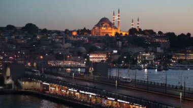 Galata Köprüsü otel Restoran Hettie penceresinden görünümü. Galata Köprüsü'nde Istanbul'da Golden Horn yayılan bir köprüdür. -Hisse senedi Video