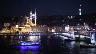 Galata Köprüsü otel Restoran Hettie penceresinden görünümü. Galata Köprüsü'nde Istanbul'da Golden Horn yayılan bir köprüdür. -Hisse senedi Video