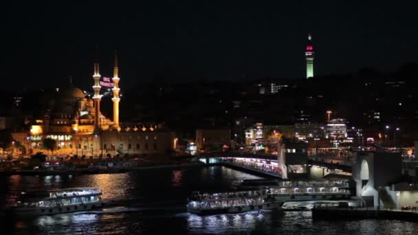 Vista sul Ponte di Galata. Il Ponte di Galata è un ponte che attraversa il Corno d'Oro di Istanbul. - Video stock — Video Stock