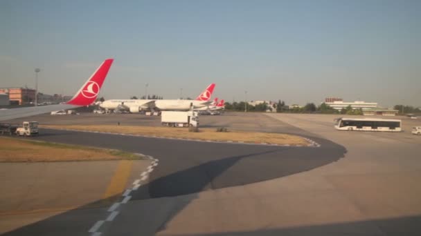 ISTANBUL, TURKEY, ATATURK AIRPORT, JUNE 29, 2015.Flyplassoperasjoner med skyving tilbake, landing, avgang, taksing over oppstillingsplattformen . – stockvideo