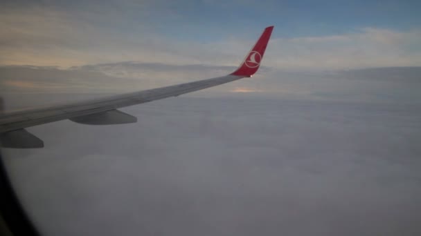 Ergens tussen Istanbul en Denizli, Turkije, 29 juni 2015. Vleugel van vliegtuig behoort tot Turkish Airlines, gevangen door het raam, terwijl zonsopgang op het logo. Ontdek Turkish Airlines. — Stockvideo