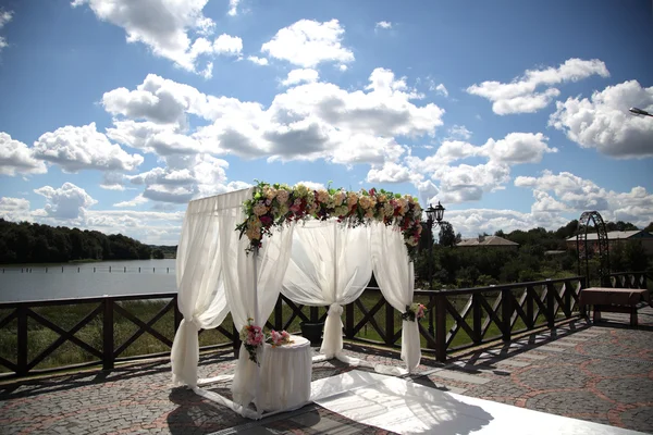 Die große Hochzeit in der Natur. Hochzeitszeremonie in der Natur — Stockfoto