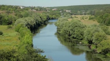 Güzel doğa. Güney Böceği'nin kıyılarında güzel bir doğa. Nehir, Ukrayna'nın batısından, Böcek Haliç'inin (Karadeniz havzası) güneydoğusunda akar.)