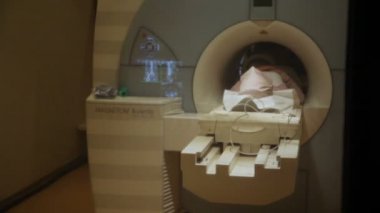 CAT taraması monitör oda. Manyetik rezonans görüntüleme tıbbi klinik araştırma. MRI tarama
