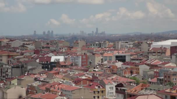 ISTANBUL, TURQUIA, JUNHO 26, 2015. Telhado de Istambul. Istambul. Bairro Gaziosmanpasha. A vista do telhado da clínica GOP Hastanesi — Vídeo de Stock