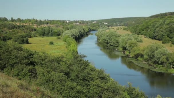 Hermosa naturaleza. Hermosa naturaleza a orillas del Southern Bug. El río fluye desde el oeste de Ucrania en el sureste del estuario de Bug (cuenca del Mar Negro ) — Vídeo de stock