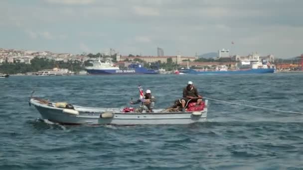 トルコ ・ イスタンブール、2015 年 6 月 25 日ボスポラス海峡の海岸。フェリーでボスポラス海峡の景色が海峡をナビゲートします。. — ストック動画