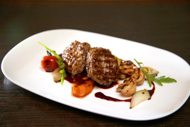 Demiglas ızgara sebze bir yatakta bir sos ile dana narin 