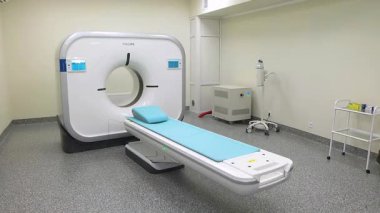 Kyiv, Ukrayna - 6 Ekim 2025: Hesaplanmış eksensel tomografi (CAT). Tomografi cihazı. Modern bir hastanede modern bir CT tarayıcısı kullanarak tıbbi muayene..