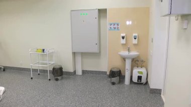 Kyiv, Ukrayna - 6 Ekim 2025: Hesaplanmış eksensel tomografi (CAT). Tomografi cihazı. Modern bir hastanede modern bir CT tarayıcısı kullanarak tıbbi muayene..