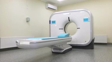 Kyiv, Ukrayna - 6 Ekim 2025: Hesaplanmış eksensel tomografi (CAT). Tomografi cihazı. Modern bir hastanede modern bir CT tarayıcısı kullanarak tıbbi muayene..