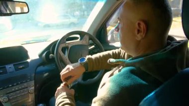 Alkollü araç kullanma. Sürücü araba sürerken güçlü bir alkollü içecek içiyor. Şoför araba kullanırken sert içki içer..