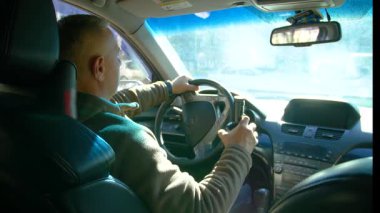 Alkollü araç kullanma. Sürücü araba sürerken güçlü bir alkollü içecek içiyor. Şoför araba kullanırken sert içki içer..
