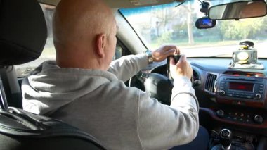 Alkollü araç kullanma. Şoför araba sürerken viski içer. Şoför araba kullanırken sert içki içer..