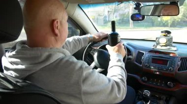 Alkollü araç kullanma. Şoför araba sürerken viski içer. Şoför araba kullanırken sert içki içer..