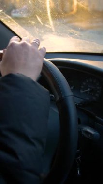 Şoför araba sürerken sert alkol içer. Alkollü araç kullanma. Sürücü araba sürerken viski içer - dikey video