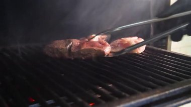 Et lokantası. Biftekler Josper fırınında kızartılır. Josper 'da biftek kızartıyorum..