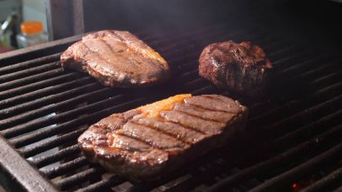 Et lokantası. Biftekler Josper fırınında kızartılır. Josper 'da biftek kızartıyorum..