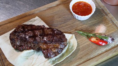 Et lokantası. Biftekler Josper fırınında kızartılır. Şef ahşap tahtalarda biftek servis eder.