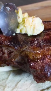 Et lokantası. Biftekler Josper fırınında kızartılır. Bir josper 'da biftek kızartmak - Dikey video.