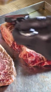 Et lokantası. Biftekler Josper fırınında kızartılır. Bir josper 'da biftek kızartmak - Dikey video.