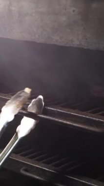 Et lokantası. Biftekler Josper fırınında kızartılır. Bir josper 'da biftek kızartmak - Dikey video.