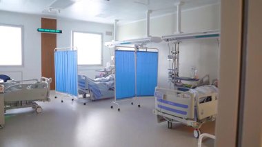 Kyiv, Ukrayna - 21 Temmuz 2025: Kardiyoloji Kliniği. Kardiyoloji merkezinde yoğun bakım ünitesi. Yoğun bakımda..