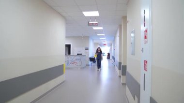 Kyiv, Ukrayna - 21 Temmuz 2025: Kardiyoloji Kliniği. Kardiyolojide çalışıyorum. Kardiyoloji merkezinde kabul bölümü. Kardiyoloji merkezinin koridorlarındaki doktorlar - editörlük görüntüleri