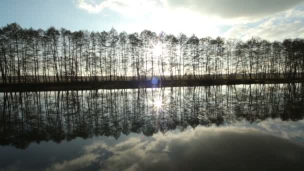 Automne Nature sur les rives du Bug du Sud. Le flux calme de la rivière. Réflexion dans l'eau du ciel et des arbres . — Video