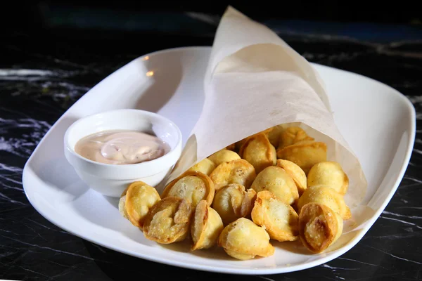 Bira aperatif, soslu beyaz tabakta ortaya koydu. Derin Kızarmış köfte soslu. Kızarmış mantı bira - stok görüntü için