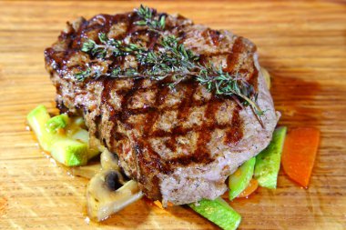 Sığır eti biftek pişmiş sebze yastık üzerinde. Lezzetli biftek. Sığır eti biftek ahşap plaka plaka üzerinde. -Stok görüntü