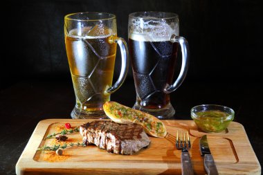 Biftek ve bira. Et - soğuk bira ızgara. Lezzetli biftek - stok görüntü