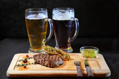 Biftek ve bira. Et - soğuk bira ızgara. Lezzetli biftek - stok görüntü