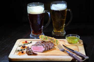 Biftek ve bira. Et - soğuk bira ızgara. Lezzetli biftek - stok görüntü