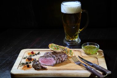 Biftek ve bira. Et - soğuk bira ızgara. Lezzetli biftek - stok görüntü