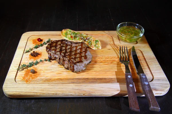 Beef steak medium rare. Beef steak on wooden plate plate - Stock Image — Stock Photo, Image