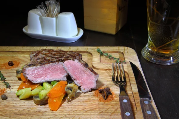 Steak sapi sedang langka di bantal sayuran. Steak lezat. Daging panggang - Citra Saham — Stok Foto