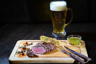 Biftek ve bira. Et - soğuk bira ızgara. Lezzetli biftek - stok görüntü