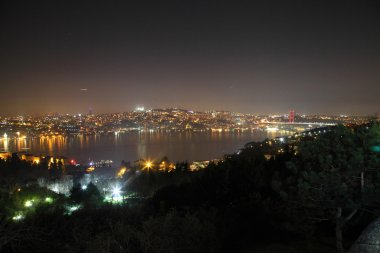 Istanbul, Türkiye - Şubat 2016: Boğaziçi Köprüsü görünümünü akşam. Boğaz'ın kıyısında. Fatih Sultan Mehmet Köprüsü - stok görüntü