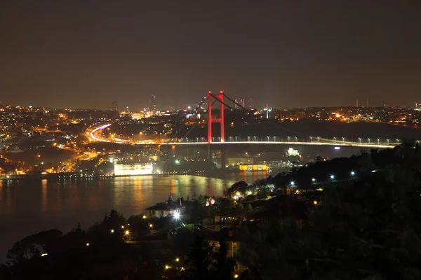 Istanbul, Türkiye - Şubat 2016: Boğaziçi Köprüsü görünümünü akşam. Boğaz'ın kıyısında. Fatih Sultan Mehmet Köprüsü - stok görüntü — Stok fotoğraf