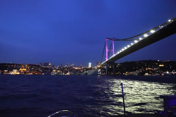 Istanbul, Türkiye - Şubat 2016: akşam görünümü Boğaziçi'nin. Boğaz'ın - stok görüntü kıyısında — Stok fotoğraf