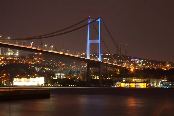 Istanbul, Türkiye - Şubat 2016: Boğaziçi Köprüsü görünümünü akşam. Boğaz'ın kıyısında. Fatih Sultan Mehmet Köprüsü - stok görüntü — Stok fotoğraf