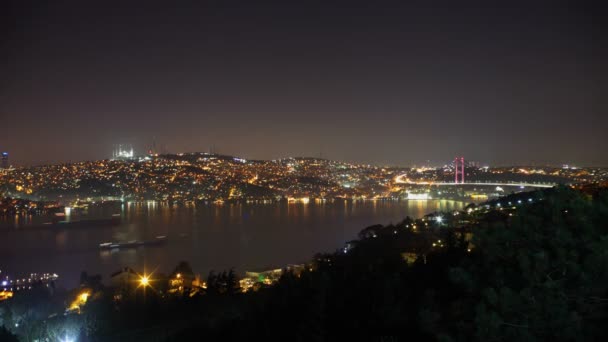 Istanbul, Türkiye - Şubat 2016: Boğaziçi Köprüsü görünümünü akşam. Fatih Sultan Mehmet Köprüsü. Boğaz'ın kıyısında. Timelapse 4k - stok görüntüleri — Stok video