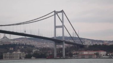 Istanbul, Türkiye - Şubat 2016: Boğaziçi Köprüsü. Boğaz'ın kıyısında. Fatih Sultan Mehmet Köprüsü - stok görüntü