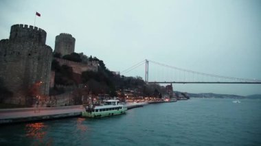 Istanbul, Türkiye - Şubat 2016: Boğaz'ın akşam. Boğaz'ın kıyısında. Istanbul - stok Video
