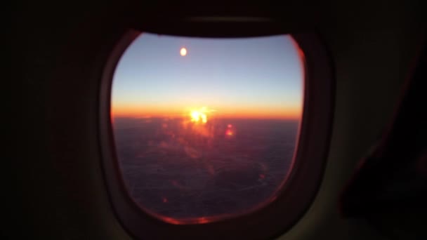 Vue du lever du soleil depuis la fenêtre de l'avion - Images stock — Video