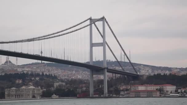 ISTANBUL, TURQUÍA - febrero de 2016: Puente del Bósforo. La costa del Bósforo. Puente de Fatih Sultan Mehmet - Imagen de stock — Vídeo de stock