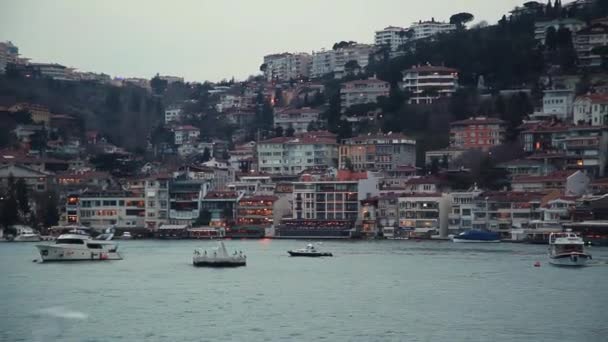 ISTANBUL, TURKEY - Февраль 2016: The coast of the Bosphorus. Босфорский вечер. Стамбул - фондовое видео — стоковое видео