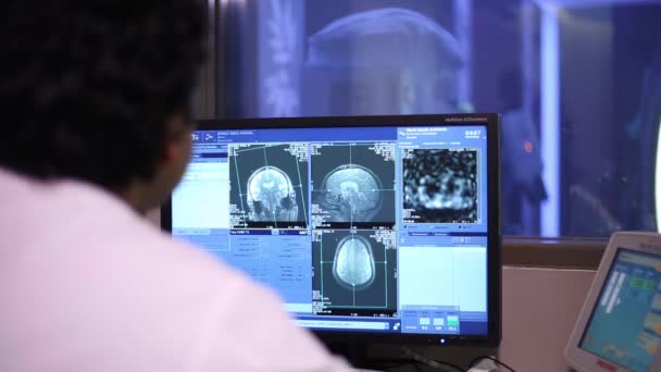 MRI kutatás. Agyi képalkotó. Képek az agy scan a monitoron. CT Monitor szoba. Mágneses rezonancia képalkotás az orvosi klinika Mri kutatás. -Stock Footage — Stock videók